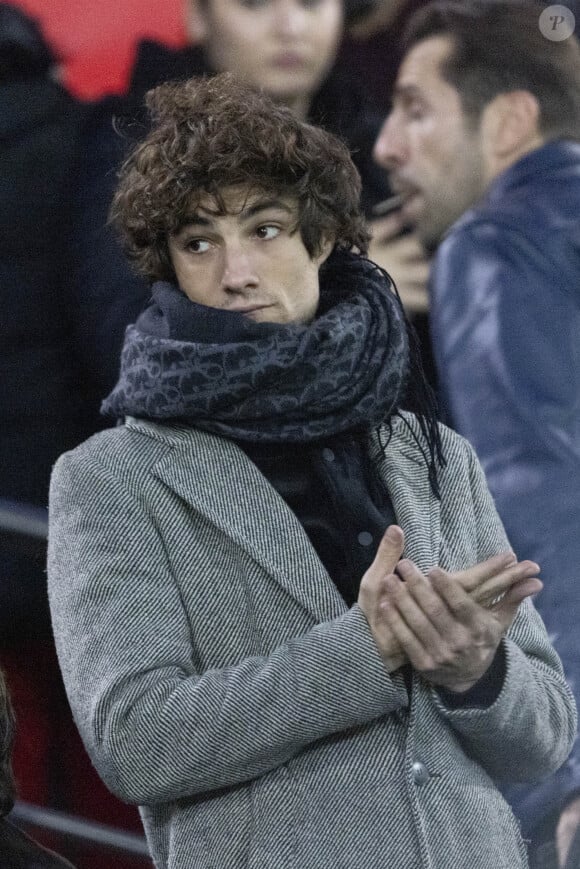 Pablo Pillaud-Vivien dans les tribunes lors du match de Ligue 1 Uber Eats "PSG - Monaco (5-2)" au Parc Des Princes, le 24 novembre 2023. © Cyril Moreau/Bestimage 