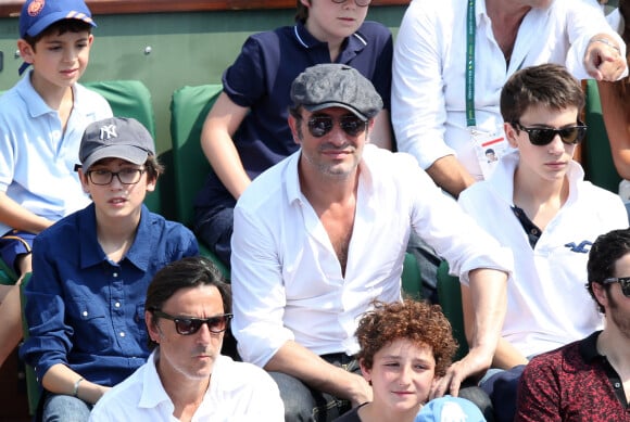 Jean Dujardin et ses fils Jules et Simon, Yvan Attal - People à la finale homme des Internationaux de France de tennis de Roland Garros à Paris le 8 juin 2014. 
