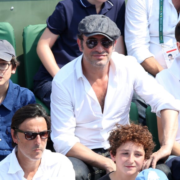 Jean Dujardin et ses fils Jules et Simon, Yvan Attal - People à la finale homme des Internationaux de France de tennis de Roland Garros à Paris le 8 juin 2014. 