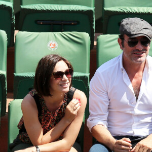 Jean Dujardin, son fils (Simon), sa compagne Nathalie Péchalat - People dans les tribunes lors de la finale des Internationaux de tennis de Roland-Garros à Paris, le 7 juin 2015.