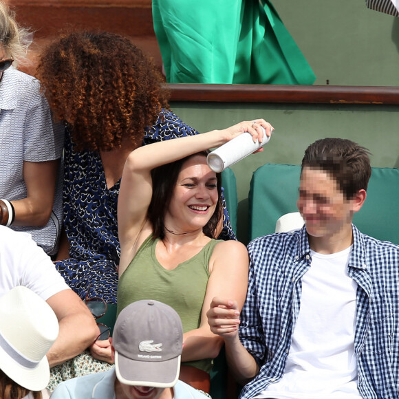 Jean Dujardin, son fils Simon et sa compagne Nathalie Péchalat dans les tribunes lors de la finale homme des Internationaux de Tennis de Roland-Garros à Paris, le 11 juin 2017. © Jacovides-Moreau/Bestimage 