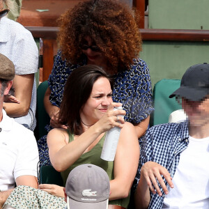 Jean Dujardin, son fils Simon et sa compagne Nathalie Péchalat dans les tribunes lors de la finale homme des Internationaux de Tennis de Roland-Garros à Paris, le 11 juin 2017. © Jacovides-Moreau/Bestimage 