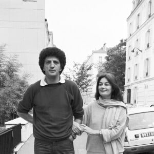 Mariée à 4 reprises, Anouk Aimée a été en couple avec le réalisateur Chouraqui par la suite
Archives - En France à Paris, Anouk Aimée et Elie Chouraqui se promenant dans la rue. Le 29 septembre 1980 © Michel Ristroph via Bestimage