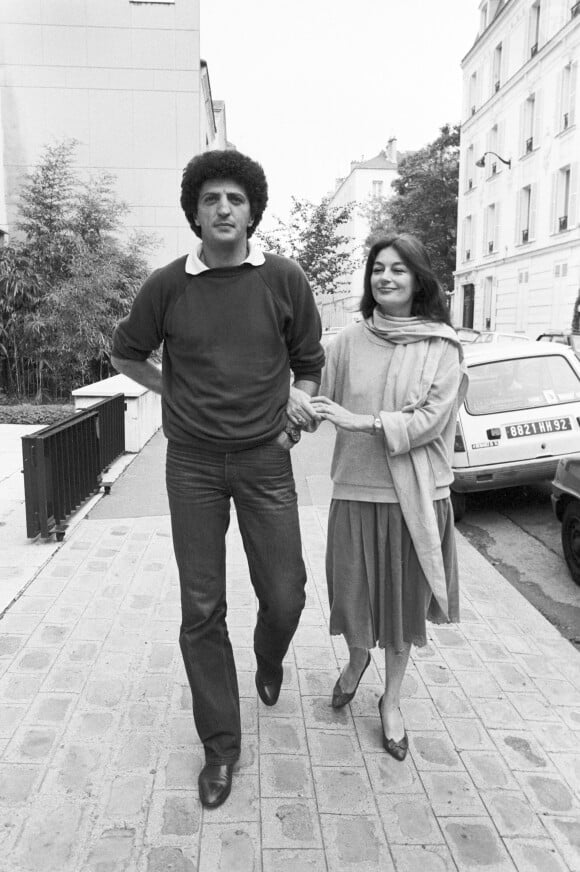 Mariée à 4 reprises, Anouk Aimée a été en couple avec le réalisateur Chouraqui par la suite
Archives - En France à Paris, Anouk Aimée et Elie Chouraqui se promenant dans la rue. Le 29 septembre 1980 © Michel Ristroph via Bestimage