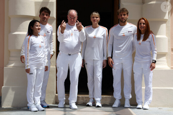 Dont le célèbre pilote de Formule 1 Charles Leclerc.
Arrivée de la flamme olympique à Monaco en présence de Charlene et Albert de Monaco, 18 juin 2024. Photo de Pascal Le Segretain/Pool/ABACAPRESS.COM