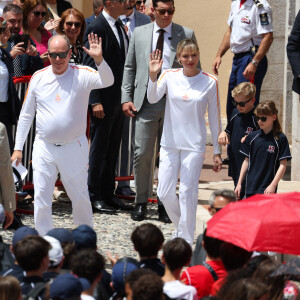 Devant la foule.
Arrivée de la flamme olympique à Monaco en présence de Charlene et Albert de Monaco, 18 juin 2024. Photo de Pascal Le Segretain/Pool/ABACAPRESS.COM