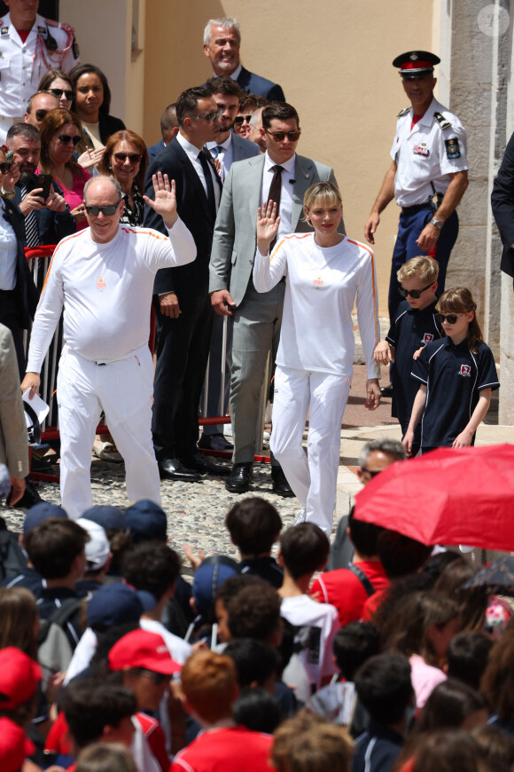 Devant la foule.
Arrivée de la flamme olympique à Monaco en présence de Charlene et Albert de Monaco, 18 juin 2024. Photo de Pascal Le Segretain/Pool/ABACAPRESS.COM