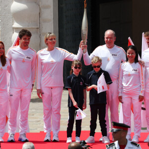 Mais aussi avec des célèbres sportifs.
Arrivée de la flamme olympique à Monaco en présence de Charlene et Albert de Monaco, 18 juin 2024. Photo de Pascal Le Segretain/Pool/ABACAPRESS.COM