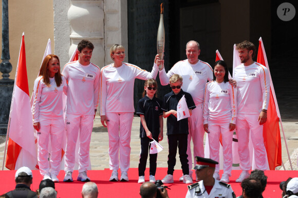 Mais aussi avec des célèbres sportifs.
Arrivée de la flamme olympique à Monaco en présence de Charlene et Albert de Monaco, 18 juin 2024. Photo de Pascal Le Segretain/Pool/ABACAPRESS.COM