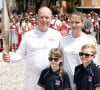 Pour accueillir la flamme olympique avec leurs jumeaux Jacques et Gabriella.
Arrivée de la flamme olympique à Monaco en présence de Charlene et Albert de Monaco, 18 juin 2024. Photo de David Niviere/ABACAPRESS.COM