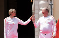 Charlene et Albert de Monaco à l'unisson pour tenir la flamme olympique sur le Rocher, leurs enfants Jacques et Gabriella présents