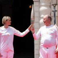 Charlene et Albert de Monaco à l'unisson pour tenir la flamme olympique sur le Rocher, leurs enfants Jacques et Gabriella présents