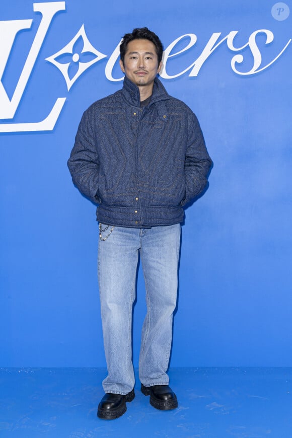 D'autres célébrités ont également fait le déplacement, comme l'acteur Steven Yeun.
Steven Yeun au photocall du défilé Homme Louis Vuitton Printemps/Été 2025 dans le cadre de la Fashion Week de Paris, France, le 18 juin 2024. © Olivier Borde/Bestimage