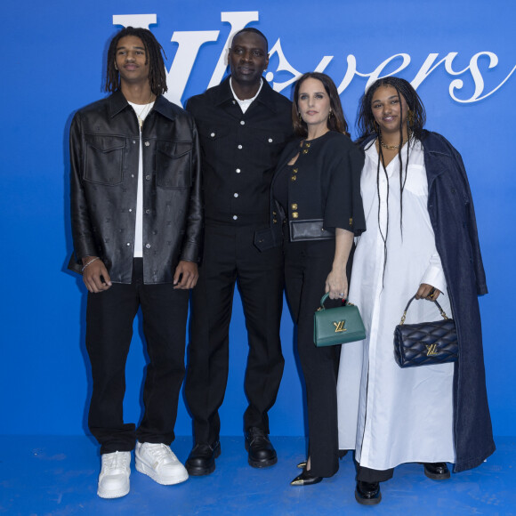 Son fils Tidiane et sa fille Sabah étaient également présents.
Tidiane Sy, Omar Sy, Hélène Sy, Sabah Sy au photocall du défilé Homme Louis Vuitton Printemps/Été 2025 dans le cadre de la Fashion Week de Paris, France, le 18 juin 2024. © Olivier Borde/Bestimage 