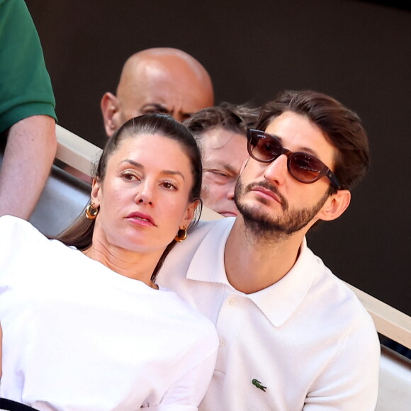 "C'est aussi éprouvant que génial, fatiguant que passionnant", précise-t-il à Psychologies Magazine
 
Pierre Niney et sa compagne Natasha Andrews - Célébrités dans les tribunes de la finale homme des Internationaux de France de tennis de Roland Garros 2024 à Paris le 9 juin 2024. © Jacovides-Moreau/Bestimage