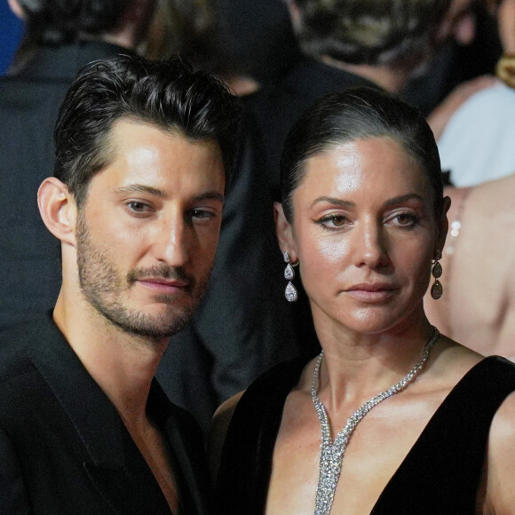 Pierre Niney et sa compagne Natasha Andrews à la montée des marches du film "Le comte de Monte-Cristo" lors du 77ème Festival International du Film de Cannes, au Palais des Festivals à Cannes, France, le 22 mai 2024.