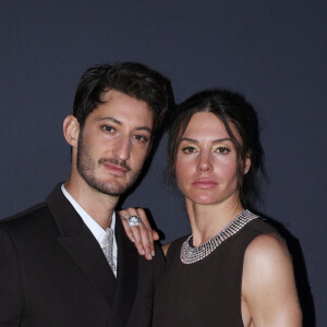 Pierre Niney et Natasha Andrews- Photocall du dîner "Women in Motion" par le groupe Kering, Place de la Castre, lors du 77ème Festival International du Film de Cannes.