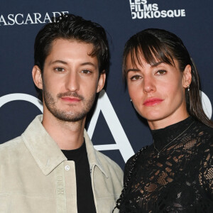 Pierre Niney évoque sa paternité
 
Pierre Niney et sa femme Natasha Andrews - Avant-première du film "Mascarade" au cinéma Pathé Wepler à Paris. © Coadic Guirec / Bestimage