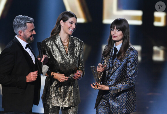 Olivier Minne, Laury Thilleman et Clara Luciani (Artiste féminine de l'année et Album de l'année pour "Coeur") lors de la 37ème cérémonie des Victoires de la musique à la Seine musicale de Boulogne-Billancourt, le 11 février 2022. © Guirec Coadic/Bestimage 