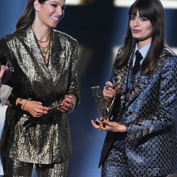 Olivier Minne, Laury Thilleman et Clara Luciani (Artiste féminine de l'année et Album de l'année pour "Coeur") lors de la 37ème cérémonie des Victoires de la musique à la Seine musicale de Boulogne-Billancourt, le 11 février 2022. © Guirec Coadic/Bestimage 