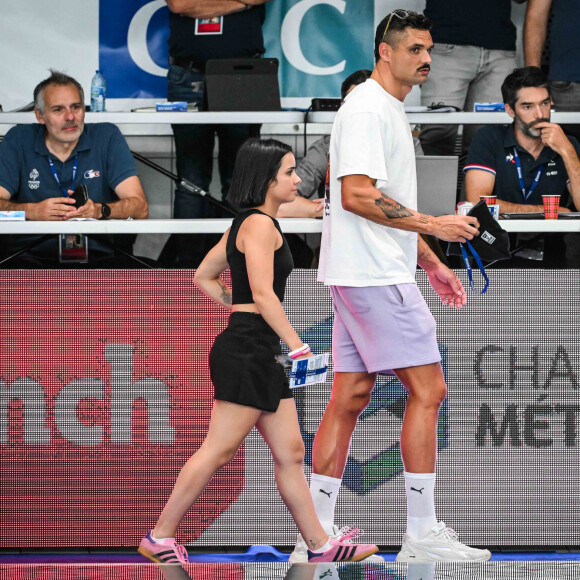 Florent Manaudou et sa nouvelle compagne Lola Dumenil dans les tribunes lors des Championnats de France de natation à Chartres le 18 Juin 2024. © Matthieu Mirville/Bestimage 