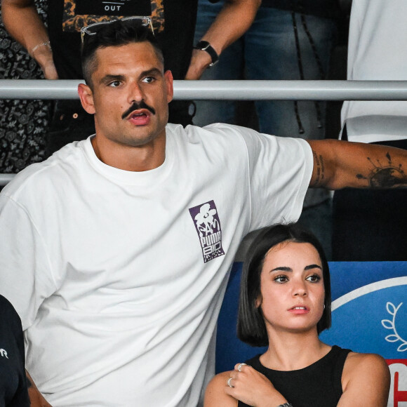 Florent Manaudou et sa nouvelle compagne Lola Dumenil dans les tribunes lors des Championnats de France de natation à Chartres le 18 Juin 2024. © Matthieu Mirville/Bestimage 