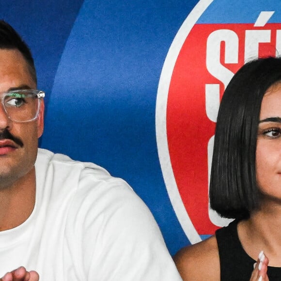 Florent Manaudou et sa nouvelle compagne Lola Dumenil dans les tribunes lors des Championnats de France de natation à Chartres le 18 Juin 2024. © Matthieu Mirville/Bestimage 