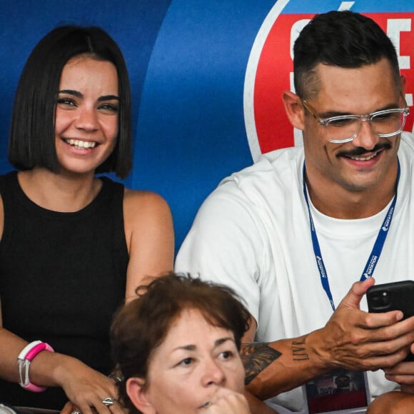 Florent Manaudou et sa nouvelle compagne Lola Dumenil dans les tribunes lors des Championnats de France de natation à Chartres le 18 Juin 2024. © Matthieu Mirville/Bestimage 