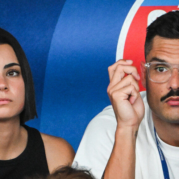 Florent Manaudou et sa nouvelle compagne Lola Dumenil dans les tribunes lors des Championnats de France de natation à Chartres le 18 Juin 2024. © Matthieu Mirville/Bestimage 