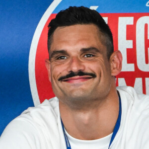 Florent Manaudou et sa nouvelle compagne Lola Dumenil dans les tribunes lors des Championnats de France de natation à Chartres le 18 Juin 2024. © Matthieu Mirville/Bestimage 