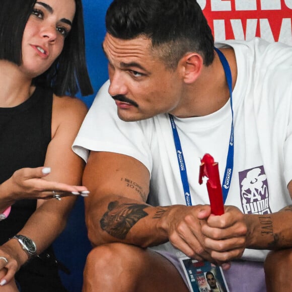 Florent Manaudou et sa nouvelle compagne Lola Dumenil dans les tribunes lors des Championnats de France de natation à Chartres le 18 Juin 2024. © Matthieu Mirville/Bestimage 