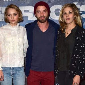 La publication a été commentée par de nombreuses personnalités, notamment Lily-Rose Depp.
Lily-Rose Depp, Guillaume Gouix et Alysson Paradis - Avant-Première du film "Les Enragés" au cinéma UGC Les Halles à Paris le 28 septembre 2015.