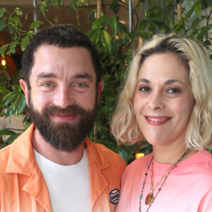 Une très belle déclaration d'amour !
Guillaume Gouix et sa compagne Alysson Paradis aux Internationaux de France de Tennis de Roland Garros 2023 - Jour 09 - à Paris, France, le 5 juin 2023. © Bertrand Rindoff/Bestimage