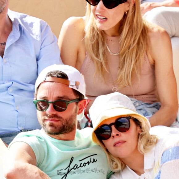 Alysson Paradis et son compagnon Guillaume Gouix dans les tribunes lors des internationaux de France de Tennis de Roland Garros 2022 à Paris, France, le 2 juin 2022. © Dominique Jacovides/Bestimage