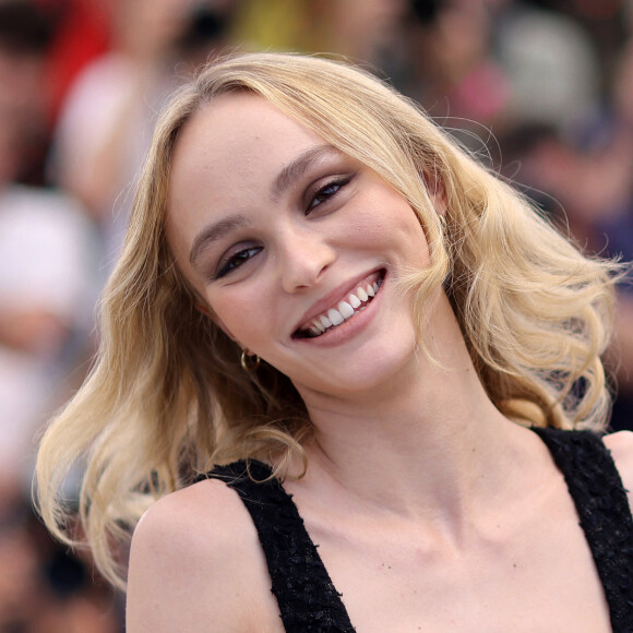 La jeune femme âgée de 25 ans a témoigné tout son amour à sa tante et son oncle.
Lily Rose-Depp au photocall de "The Idol" lors du 76ème Festival International du Film de Cannes, le 23 mai 2023. © Jacovides / Moreau / Bestimage.