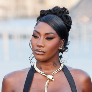 "Élégante dans son tailleur noir, la chanteuse arrive enfin", précise le magazine
 
Aya Nakamura - Photocall de la soirée Lancome X Louvre lors de la Fashion week de Paris (PFW), dans la cour du musée du Louvre, à Paris, France, le 26 septembre 2023. © Christophe Clovis/Bestimage