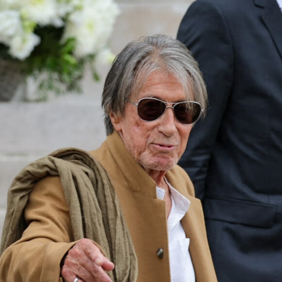 Jacques Dutronc et sa compagne Sylvie Duval - Sortie des obsèques de l'auteure-compositrice-interprète et actrice française Françoise Hardy au crématorium du cimetière du Père-Lachaise à Paris, France, le 20 juin 2024. © Jacovides-Moreau/Bestimage