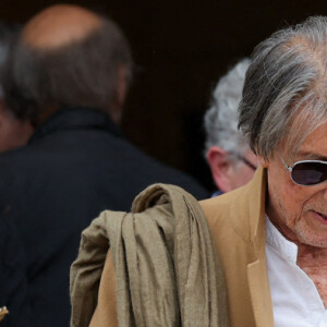 Jacques Dutronc et sa compagne Sylvie Duval - Sortie des obsèques de l'auteure-compositrice-interprète et actrice française Françoise Hardy au crématorium du cimetière du Père-Lachaise à Paris, France, le 20 juin 2024. © Jacovides-Moreau/Bestimage