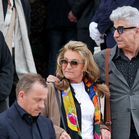 Sheila - Sortie des obsèques de l'auteure-compositrice-interprète et actrice française Françoise Hardy au crématorium du cimetière du Père-Lachaise à Paris, France, le 20 juin 2024. © Jacovides-Moreau/Bestimage