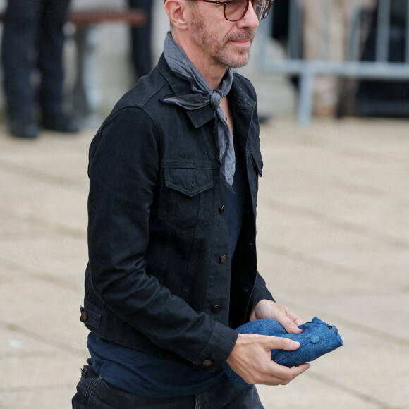 Calogero - Sortie des obsèques de l'auteure-compositrice-interprète et actrice française Françoise Hardy au crématorium du cimetière du Père-Lachaise à Paris, France, le 20 juin 2024. © Jacovides-Moreau/Bestimage