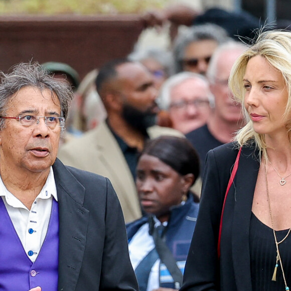 Laurent Voulzy et Isaure Le Faou - Arrivées aux obsèques de l'auteure-compositrice-interprète et actrice française Françoise Hardy au crématorium du cimetière du Père-Lachaise à Paris, France, le 20 juin 2024. © Jacovides-Moreau/Bestimage