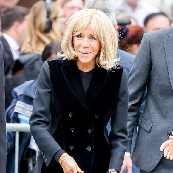 José Pietroboni, chef du protocole de l'Elysée, la première dame de France, Brigitte Macron et Tristan Bromet, chef de cabinet - Arrivées aux obsèques de l'auteure-compositrice-interprète et actrice française Françoise Hardy au crématorium du cimetière du Père-Lachaise à Paris, France, le 20 juin 2024. © Jacovides-Moreau/Bestimage