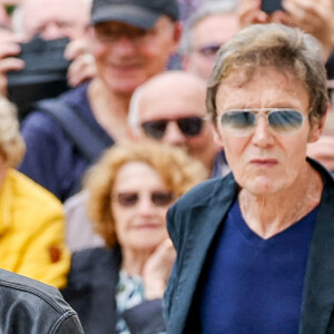 Dave et son compagnon Patrick Loiseau - Arrivées aux obsèques de l'auteure-compositrice-interprète et actrice française Françoise Hardy au crématorium du cimetière du Père-Lachaise à Paris, France, le 20 juin 2024. © Jacovides-Moreau/Bestimage