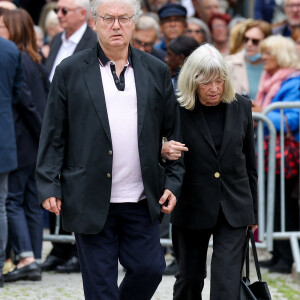 Dominique Besnehard et Marie-France Brière - Arrivées aux obsèques de l'auteure-compositrice-interprète et actrice française Françoise Hardy au crématorium du cimetière du Père-Lachaise à Paris, France, le 20 juin 2024. © Jacovides-Moreau/Bestimage