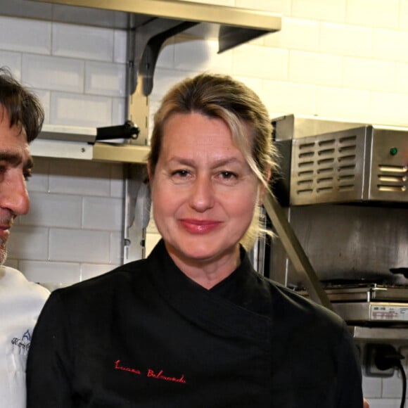 Mais elle veut se concentrer sur la cuisine pendant qu'il fait du théâtre.
Exclusif - Luana Belmondo, la célèbre cheffe romaine, prend les commandes de la cuisine de Gioia, la célèbre table tropézino-italienne située à Saint-Tropez dont Jean-Roch est le propriétaire. Ici, elle est au restaurant où elle viendra une fois par mois superviser sa brigade.