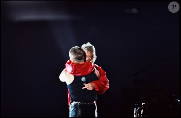 Mais aussi en chanson dans son titre "Ma dernière lettre".
Archives - Johnny Hallyday et son fils David Hallyday lors du concert au Parc des princes du Taulier pour fêter son 50e anniversaire
