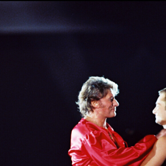 Archives - Johnny Hallyday et son fils David Hallyday lors du concert au Parc des princes du Taulier pour fêter son 50e anniversaire