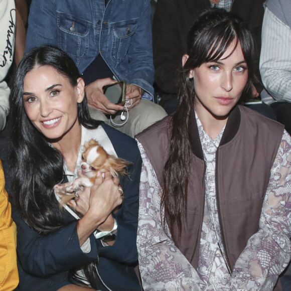 Demi Moore était également présente, avec son chien et sa fille Scout LaRue Willis.
Micheal Ward, Demi Moore, Scout LaRue Willis et Thomas Doherty - Front-Row du défilé DIOR "Collection Homme Prêt-à-Porter Printemps/Eté 2025" lors de la Fashion Week de Paris, le 21 juin 2024. © Borde/Rindoff/Bestimage 