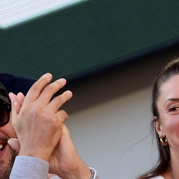 Benjamin Lavernhe, Pierre Niney et compagne Natasha Andrews, Laurent Lafitte - Célébrités dans les tribunes de la finale homme des Internationaux de France de tennis de Roland Garros 2024 à Paris le 9 juin 2024. © Jacovides-Moreau/Bestimage 