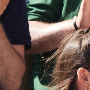 Pierre Niney et sa compagne Natasha Andrews - Célébrités dans les tribunes de la finale homme des Internationaux de France de tennis de Roland Garros 2024 à Paris le 9 juin 2024. © Jacovides-Moreau/Bestimage 